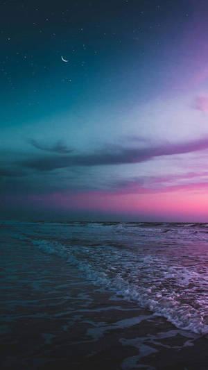彎月下夜晚海灘，有海浪和星星。 — 暮光 壁紙