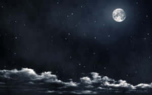 夜間雲層上的滿月和星星 — 月光 壁紙