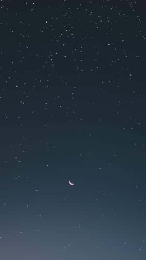 在漆黑的夜空中，一輪粉紅色新月在無數星星中閃耀。 — 月亮與星星 壁紙