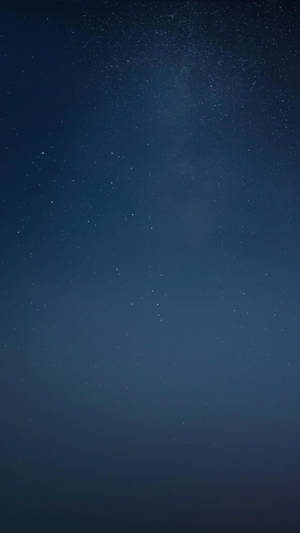 繁星點點的夜空，淡淡的銀河在深藍色調中閃耀。 — 海軍藍 壁紙