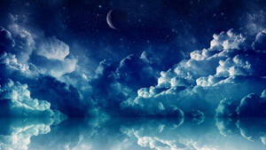 新月和星星倒映在戲劇性雲層下的平靜水面上。 — 月光 壁紙