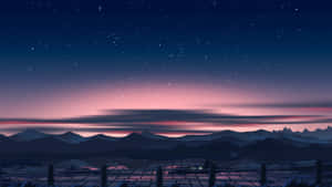 夜空，星星和粉紅色的雲朵，山脈和田野。 — 暮光 壁紙