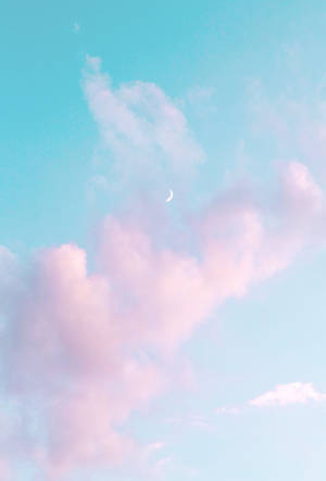 粉藍色天空，帶有粉紅雲朵和彎月 — 月光 壁紙