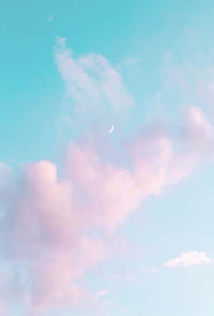 粉彩雲朵在寧靜的藍綠色天空下，於月牙旁飄移。 — 粉紅色與藍色 壁紙