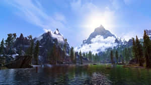 寧靜的山間湖泊，有雪峰和常綠樹木，陽光燦爛。 — 美學天空 壁紙