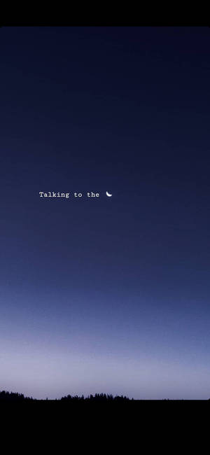 在黑暗樹線的暮色天空中，新月上方有文字寫著「Talking to the」。 — 高畫質月亮 壁紙