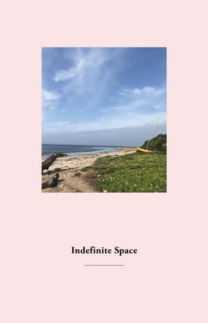 沙灘附近草地上的黃色皮划艇，海洋和藍天 — 粉嫩粉彩美學 壁紙