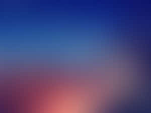 日落時分柔和漸變的天空，融合了藍色和粉紅色色調。 — 多色 壁紙