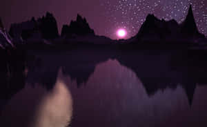 紫色山脈倒映在平靜的水面上，星空下有一輪發光的月亮。 — 山坡 壁紙