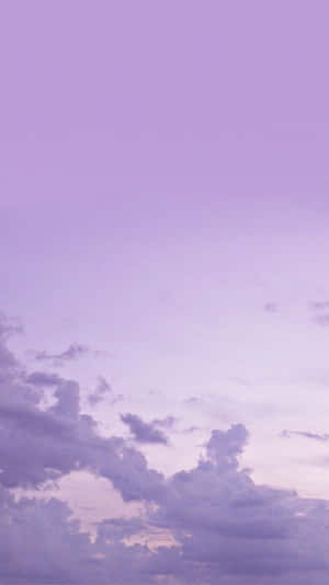 暮色中帶有柔軟雲朵的薰衣草色天空 — 雲朵 GIF 壁紙