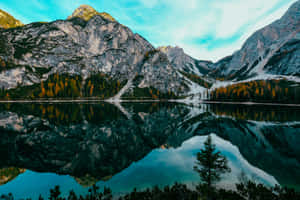 藍天下高山湖泊映照山脈和秋樹 — 冬季風景 壁紙
