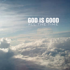 文字疊加在雲朵天空上寫著「God is good all the time」。 — 神的話語 壁紙