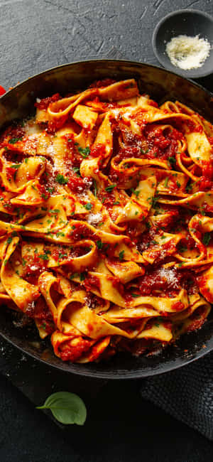 新鮮義大利麵 番茄醬 羅勒 起司 煎鍋 — Pixel 7 壁紙