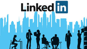 商務專業人士以剪影形式出現在藍色城市天際線和LinkedIn標誌前。 — 領英 壁紙