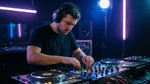 DJ在黑暗的俱樂部中，於霓虹燈光下在唱盤上混音音樂。 — DJ GIF 壁紙