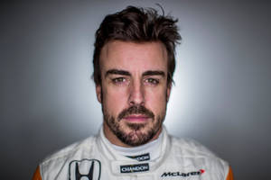 身穿帶有贊助商標誌的McLaren賽車服的男性賽車手肖像。 — 費爾南多·托雷斯 壁紙