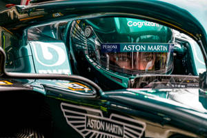 賽車手在駕駛艙內戴著青綠色Aston Martin頭盔 — 奧斯頓馬丁 壁紙