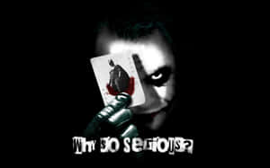 小丑手持沾血小丑牌，牌上有「Why so serious?」字樣 — 黑白小丑 壁紙