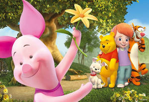 小豬拿著一朵黃花，與小熊維尼、跳跳虎和朋友們在陽光明媚的森林中。 — 跳跳虎 壁紙