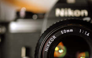 尼康 NIKKOR 50mm 1:1.4 鏡頭特寫，散景背景。 — 攝影 壁紙