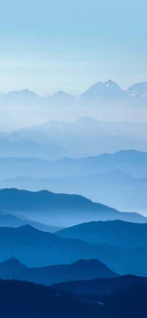 寧靜的山景，層層疊疊的山峰逐漸消失在藍色薄霧中。 — 山脈 壁紙