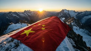 黎明時分，中國國旗矗立於山頂的壯麗景象。
