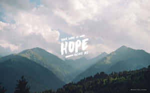 山脈上疊加著勵志文字 'Your name is hope inside me'。 — 桌面美學 壁紙