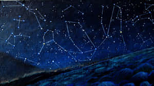 山脊上方，帶有星星和星座的深藍色夜空。 — 美學天空 壁紙