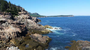 崎嶇海岸懸崖，拍岸浪濤和清澈藍天。 — 桌面 壁紙