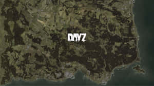 沿海地區的衛星地圖，包含森林和城鎮，並顯示遊戲標題 DAYZ。 — 殭屍動圖 壁紙
