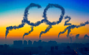 工廠煙囪的煙霧在日落時分於城市上空形成 CO2 分子形狀。 — 2880x1800 壁紙