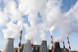 工業發電廠，冷卻塔向藍天排放蒸氣。 — 藍天 壁紙