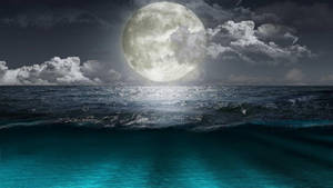月光反射在海浪上，下方是發光的藍綠色海水。 — 高畫質月亮 壁紙