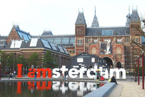 國立博物館前的大型 I amsterdam 標誌，人們在水景周圍。 — 博物館 壁紙