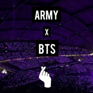 體育場人群手持紫色螢光棒，帶有「ARMY x BTS」和手勢圖案。