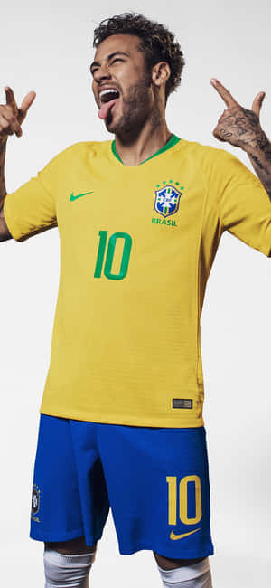 身穿巴西球衣的足球員內馬爾（Neymar Jr.）做出和平手勢並伸出舌頭。 — 簡約 壁紙