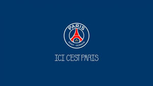 巴黎聖日耳曼足球俱樂部標誌在藍色背景上，附有標語 ICI CEST PARIS。 — 巴黎聖日耳曼 壁紙