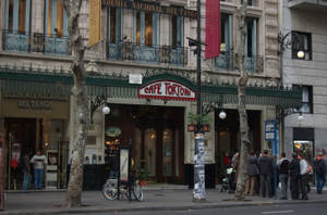 人們聚集在布宜諾斯艾利斯 Cafe Tortoni 外，靠近 Academia Nacional del Tango。 — 布宜諾斯艾利斯 壁紙