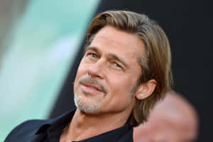 布萊德彼特（Brad Pitt）留著鹽與胡椒灰髮和山羊鬍，身穿黑色襯衫微笑。 — 布萊德彼特 壁紙