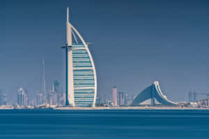 帆船飯店（Burj Al Arab）以帆船形狀襯托藍天和水面 — 米婭·哈利法 壁紙