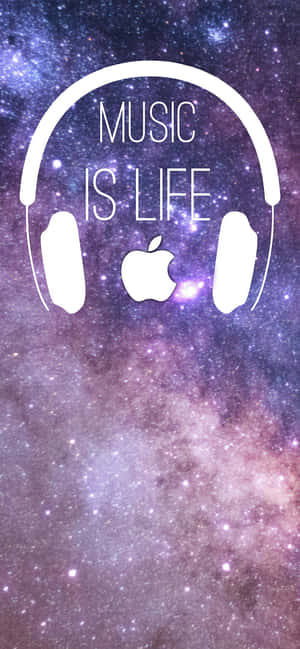 帶有Apple標誌和文字music is life的白色耳機，背景為星空銀河。 — Galaxy A 壁紙