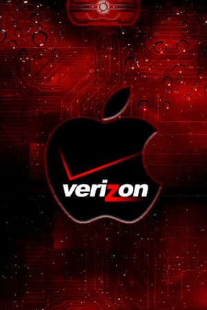 帶有Verizon文字的Apple標誌在帶有水珠的紅色電路板上。 — 威訊 壁紙