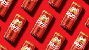 紅色Brahma啤酒罐在紅色表面上以對角線排列，帶有冷凝水滴。 — 啤酒 壁紙