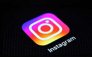 Instagram 應用程式標誌在深色螢幕上以彩虹色發光 — 悟空黑 iPhone 壁紙