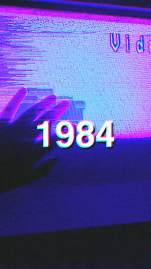 故障效果的電視螢幕以像素字體顯示1984年，伴有紫色和藍色靜態噪點。 — 洛米安傳奇 壁紙