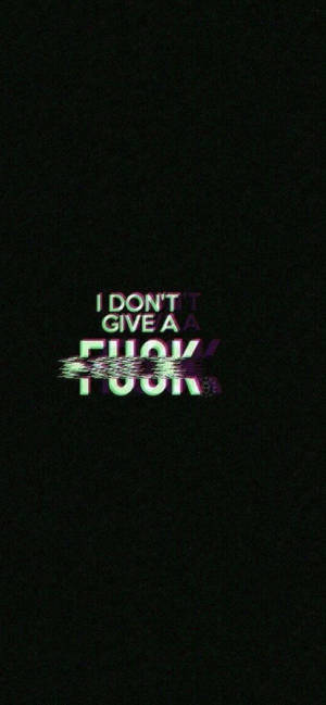 黑色背景上大膽的故障霓虹文字寫著 I DON'T GIVE A FUCK — 簡約暗黑美學 壁紙