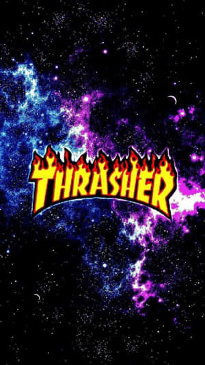 帶有火焰邊緣的Thrasher標誌置於色彩繽紛的宇宙星雲背景上。 — Thrasher 壁紙