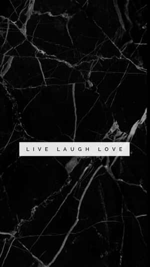 黑色大理石背景，帶有寫著 live laugh love 的白色文字框。 — 簡約暗黑美學 壁紙