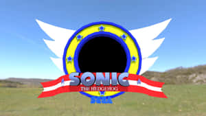 帶有翅膀和絲帶的Sonic the Hedgehog標誌在草地上方。 — 音速小子 壁紙