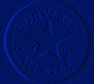 藍色紋理 Converse All Star 標誌的特寫，帶有壓印星星和文字。 — Converse 標誌 壁紙